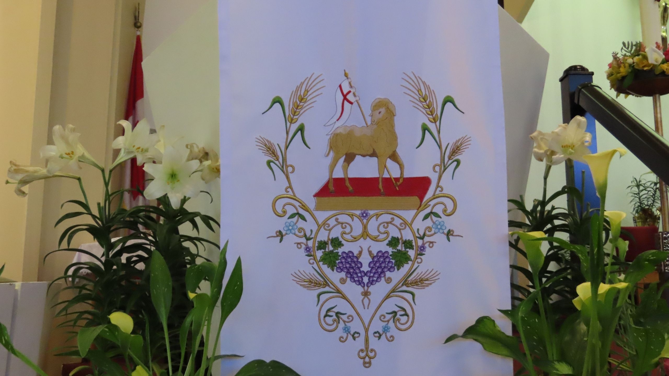 Ambo with white cloth depicting the Lamb of God.